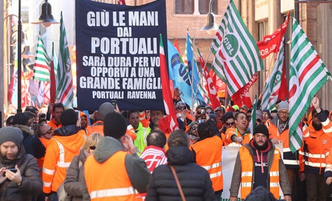 I sindacati al Governo: "Garantire esodo anticipato ai lavoratori portuali"