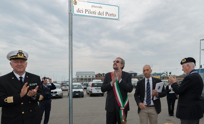 Una piazza dedicata ai Piloti del porto