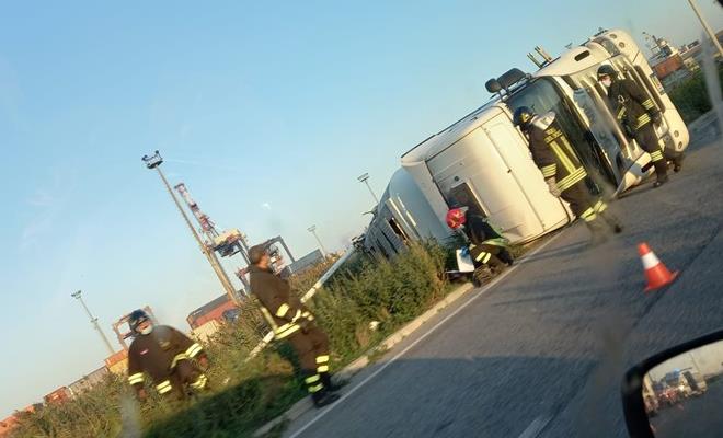Cisterna si rovescia poco dopo il Tcr. Evitato per pochi metri il blocco del porto