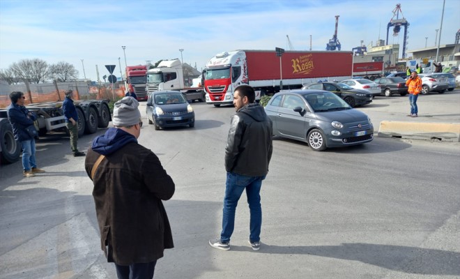 Porto bloccato e viabilità in tilt per il secondo giorno
