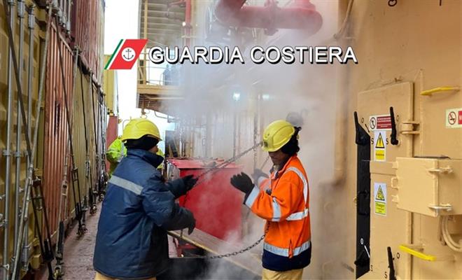 Incendio nella sala macchine di una nave portacontainer. Nessun ferito